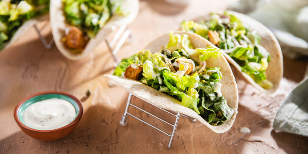 2 tacos et un récipient avec un yaourt nature