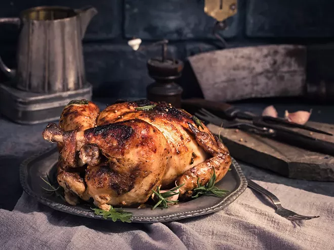 Assiette avec poulet roti et pousses de thym